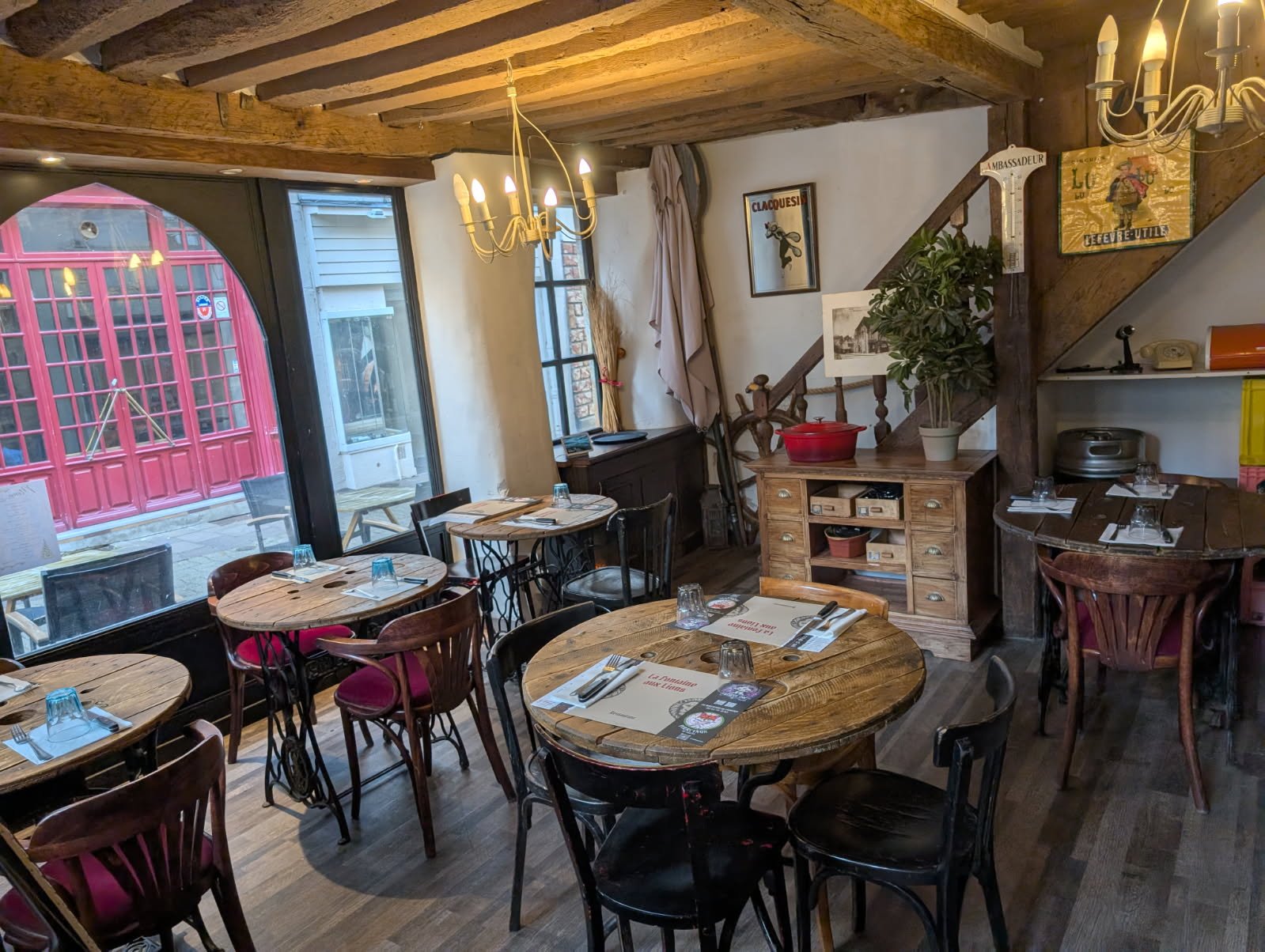 Entrée du restaurant La Fontaine aux Lions, maison à colombage