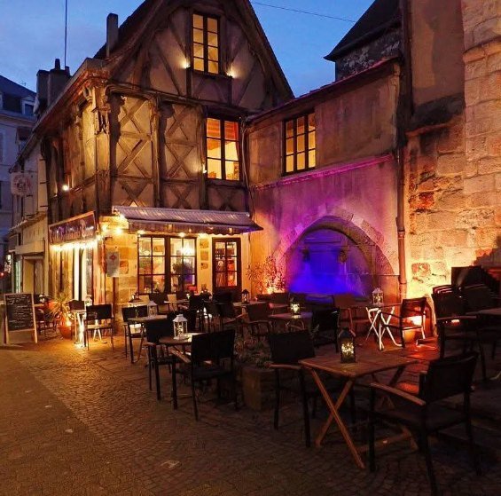 Terrasse de La Fontaine aux Lions, Place Saint-Pierre, Montluçon